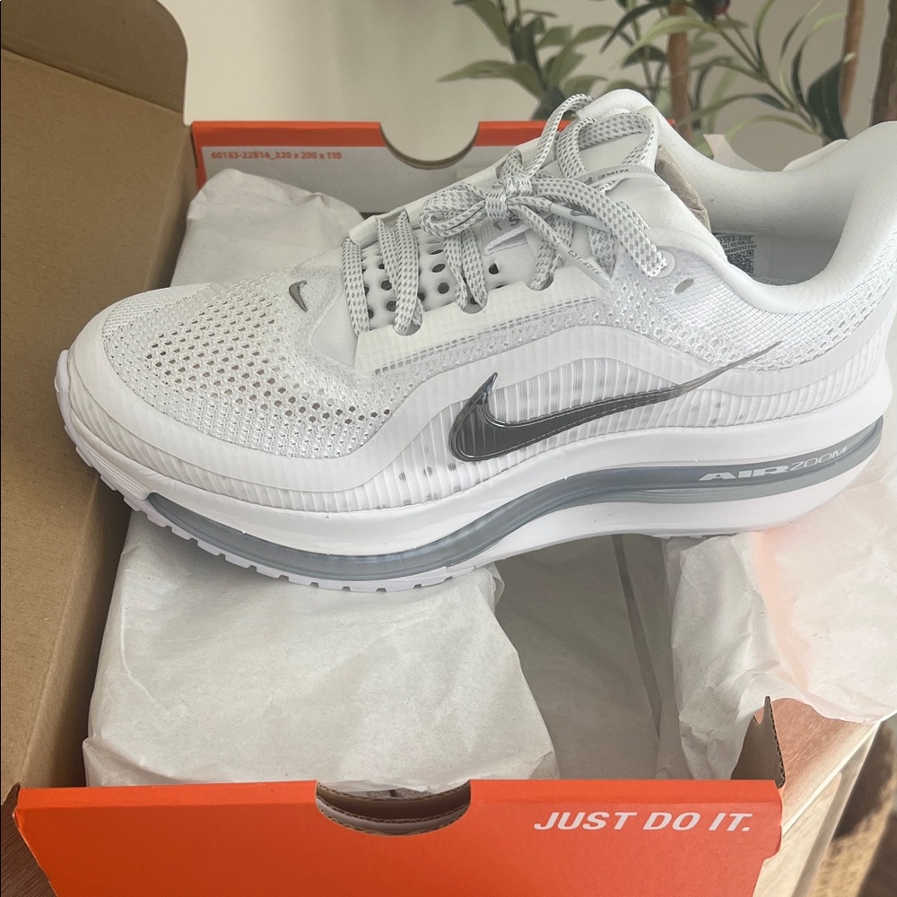Nike Women's White and Silver Athletic Shoes